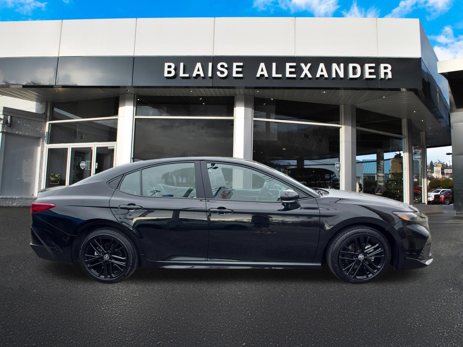 Used 2025 Toyota Camry SE FWD image 2