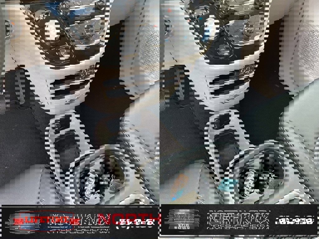 Used 2024 Chrysler Pacifica Touring-L image 11