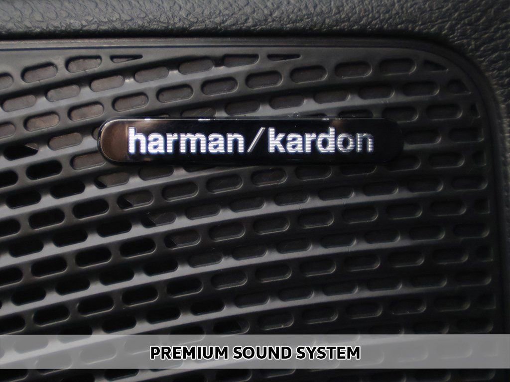 Used 2023 Chrysler Pacifica Limited w/ Uconnect Theater Family Group image 6