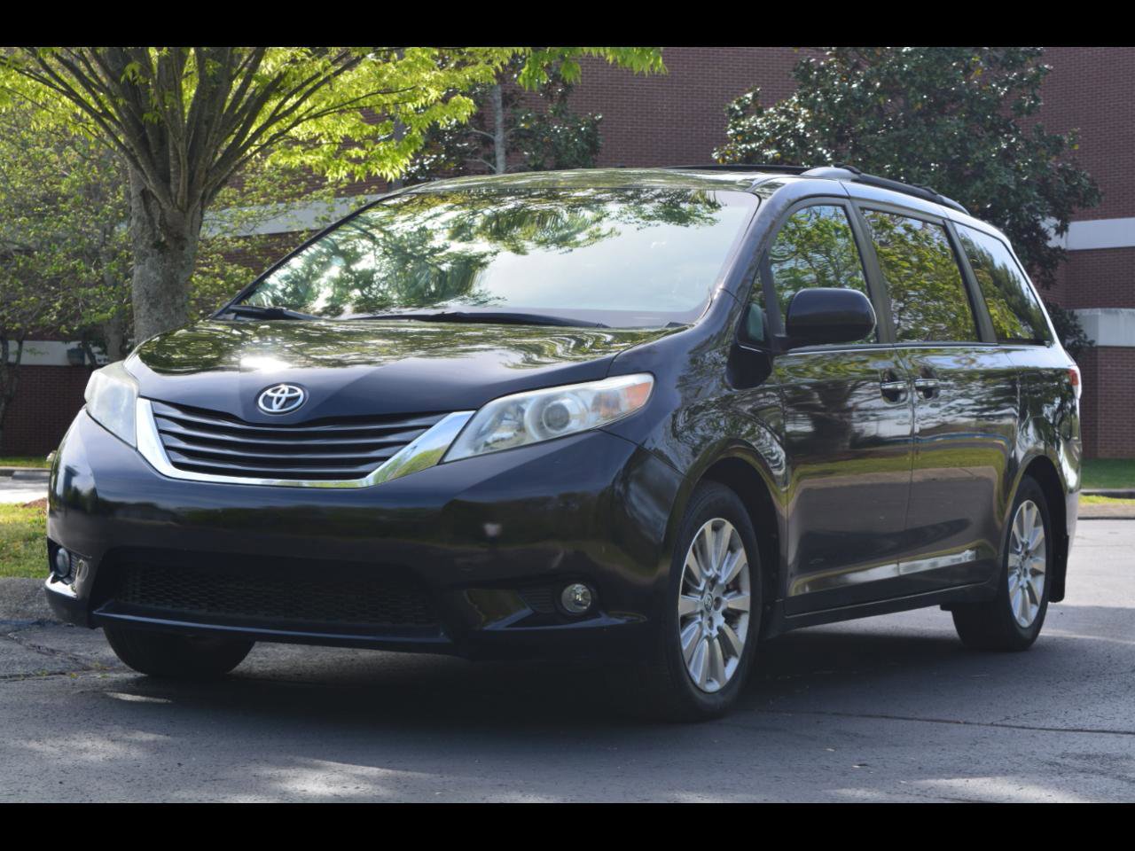 Used 2014 Toyota Sienna XLE w/ Entertainment Package image 1