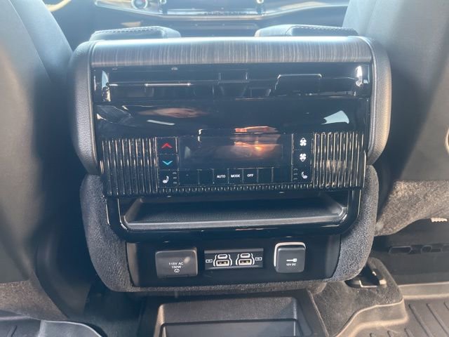 Used 2023 Jeep Wagoneer Series III w/ Preferred Equipment Group image 18