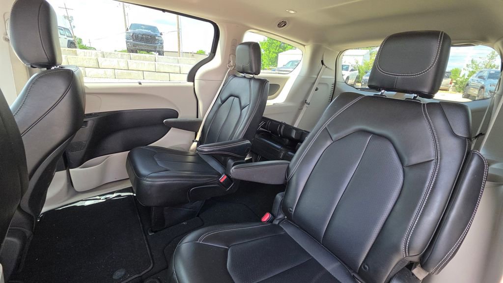 Used 2023 Chrysler Pacifica Touring-L FWD image 13