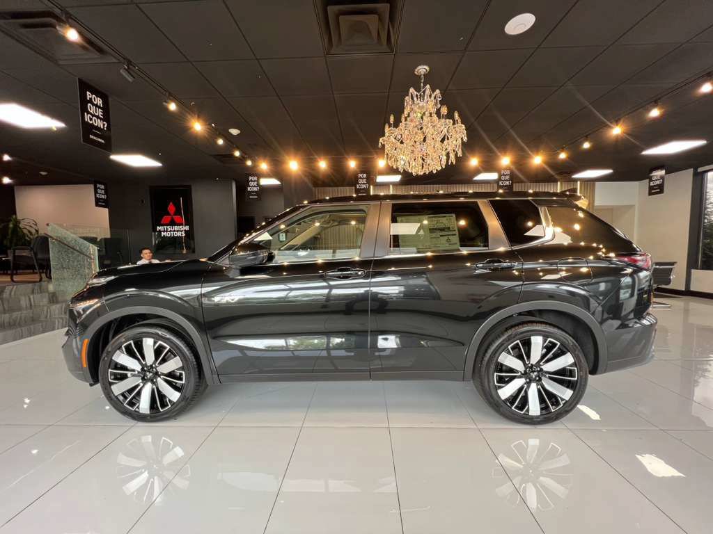 New 2026 Mitsubishi Outlander SE AWD/4WD image 2