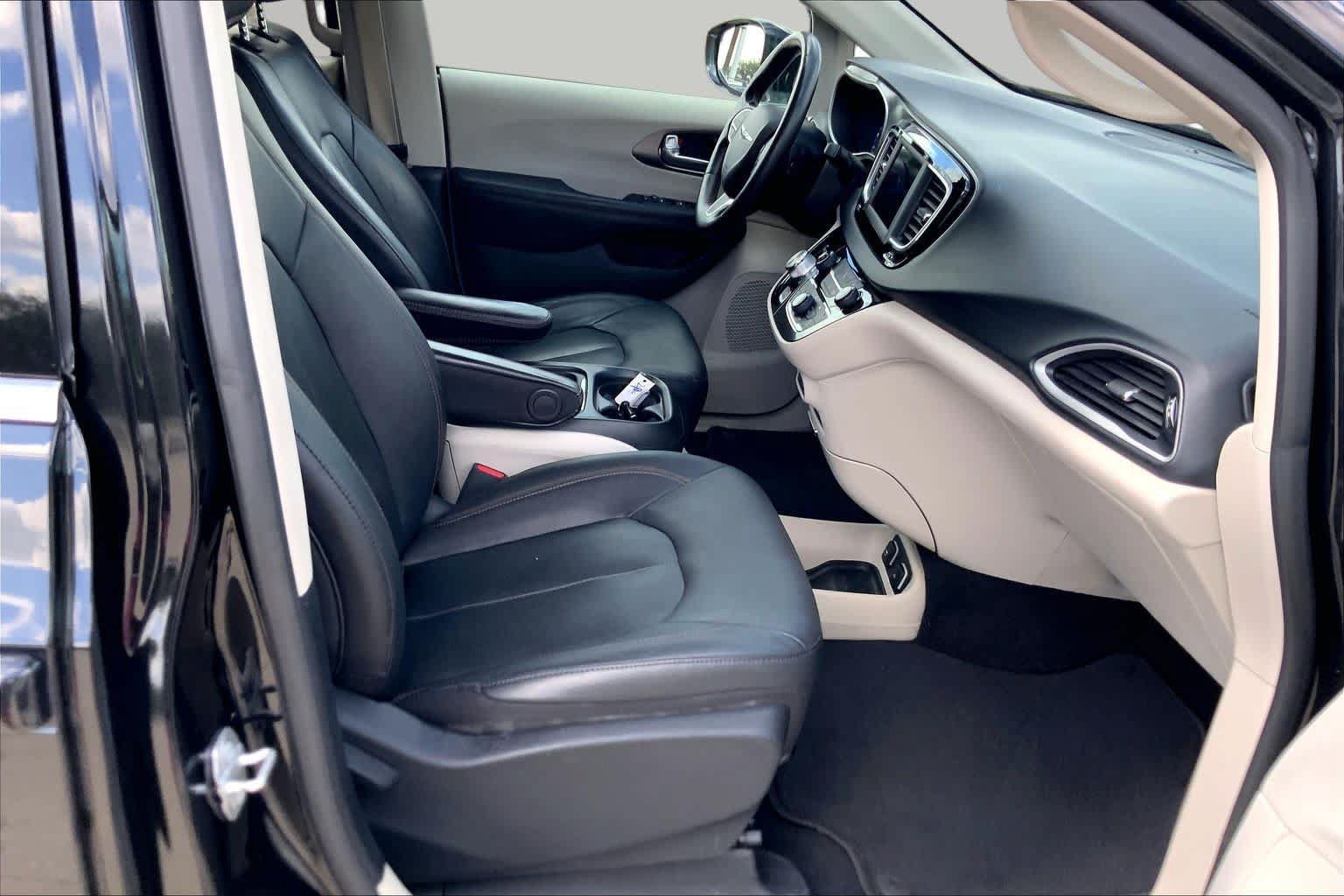 Used 2020 Chrysler Pacifica Touring-L FWD image 9