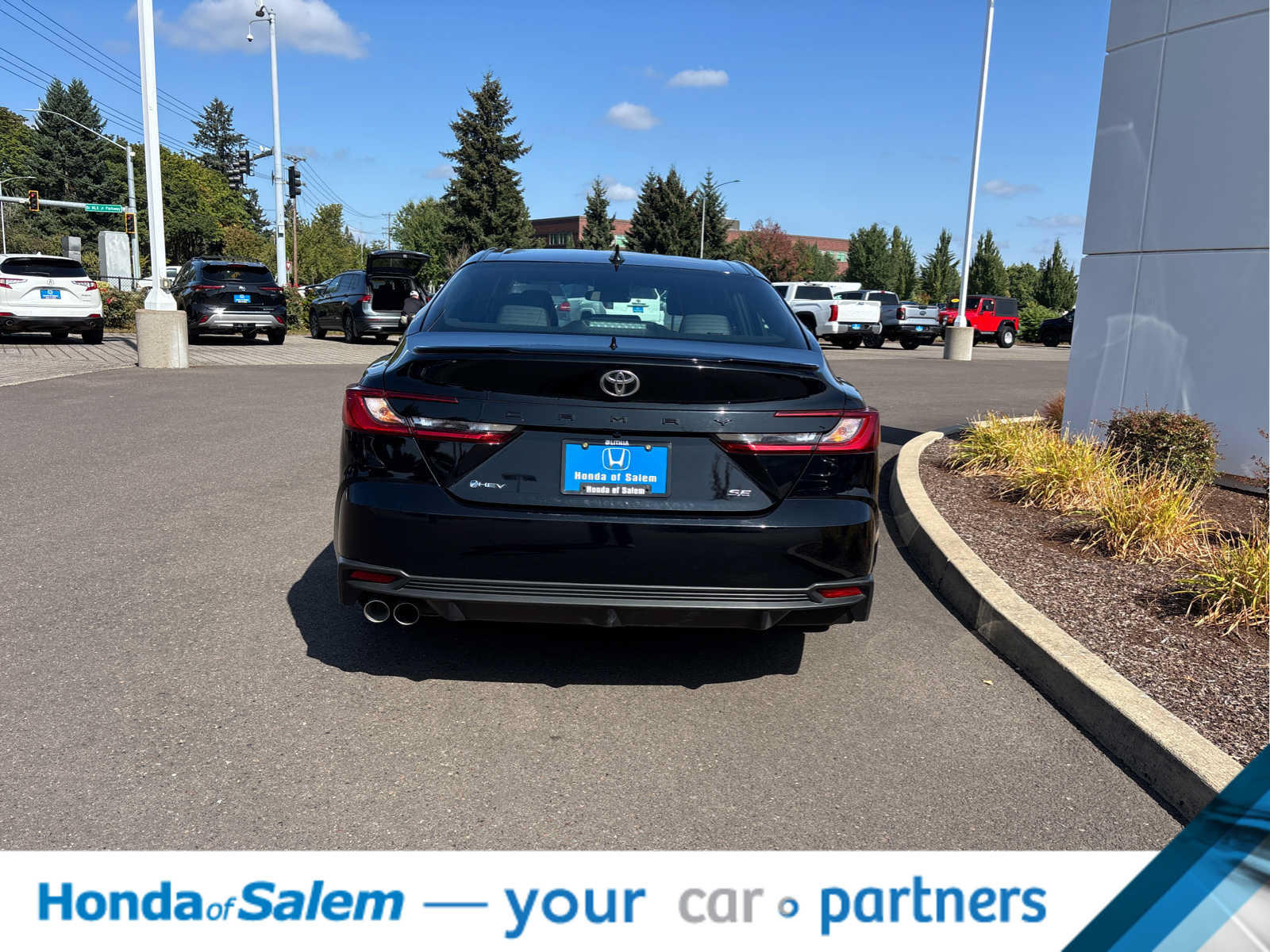 Used 2025 Toyota Camry SE FWD image 5