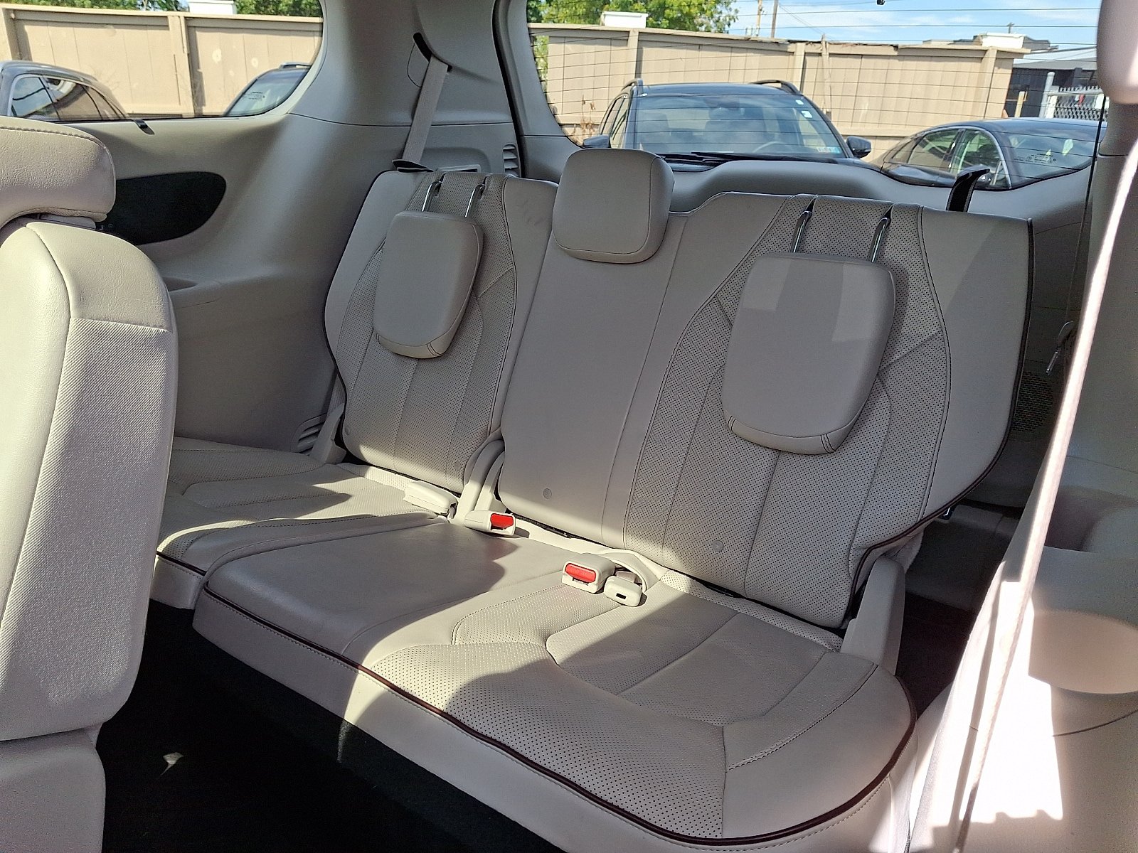 Used 2019 Chrysler Pacifica Limited w/ Advanced Safetytec Group FWD image 11