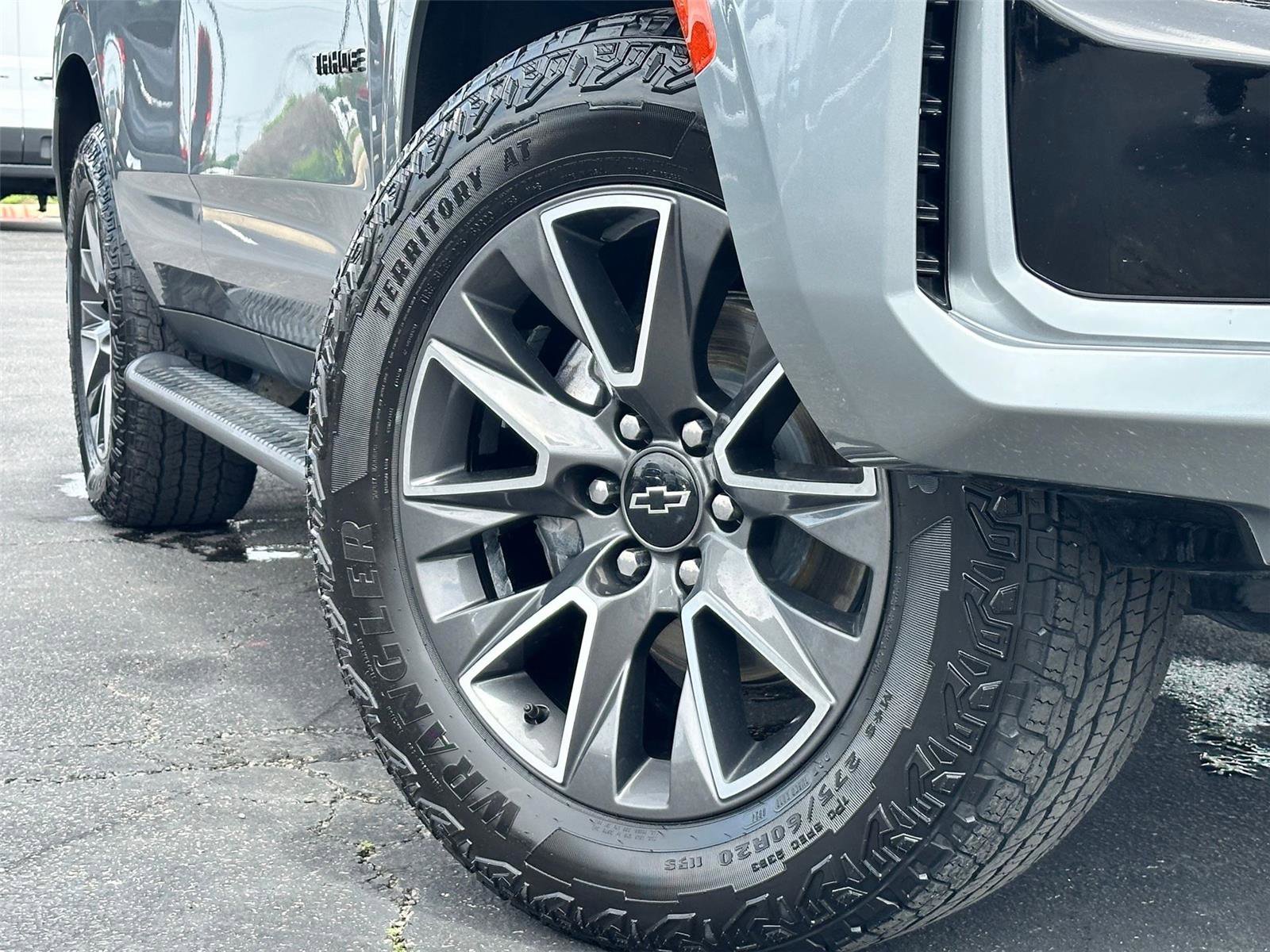 Used 2024 Chevrolet Tahoe Z71 w/ Luxury Package image 2