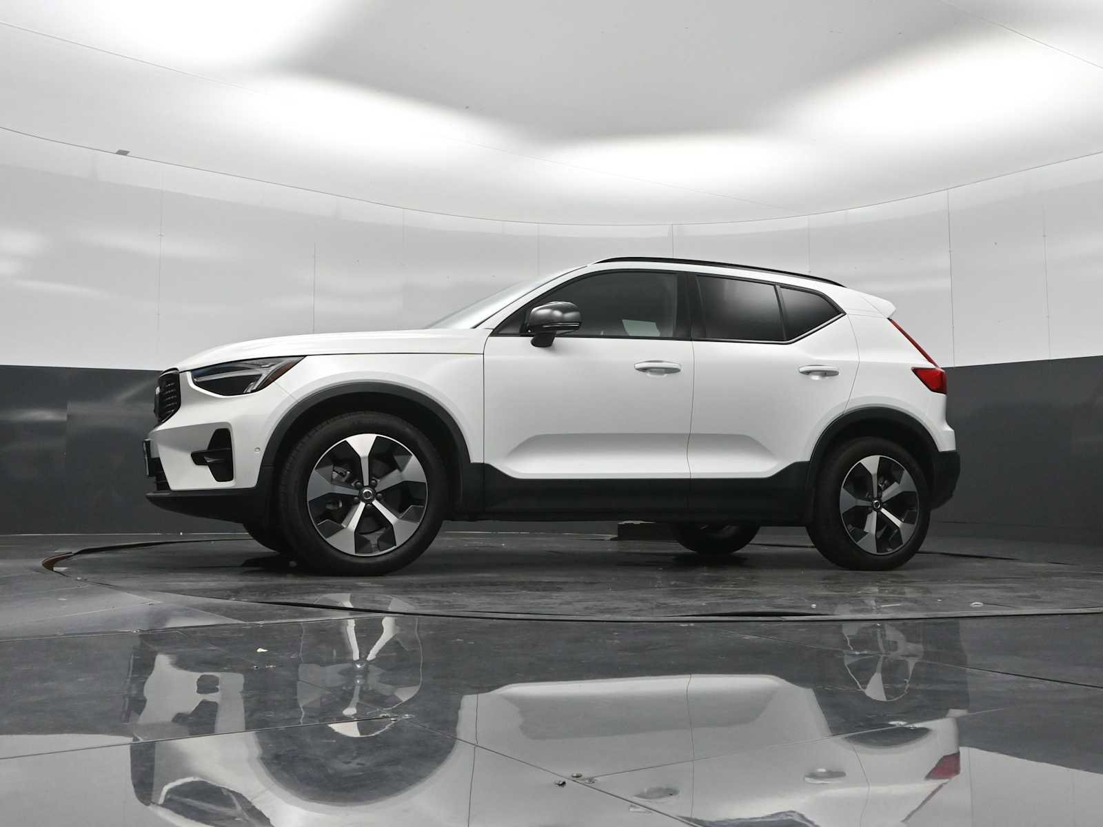 Used 2023 Volvo XC40 B4 Ultimate FWD image 30