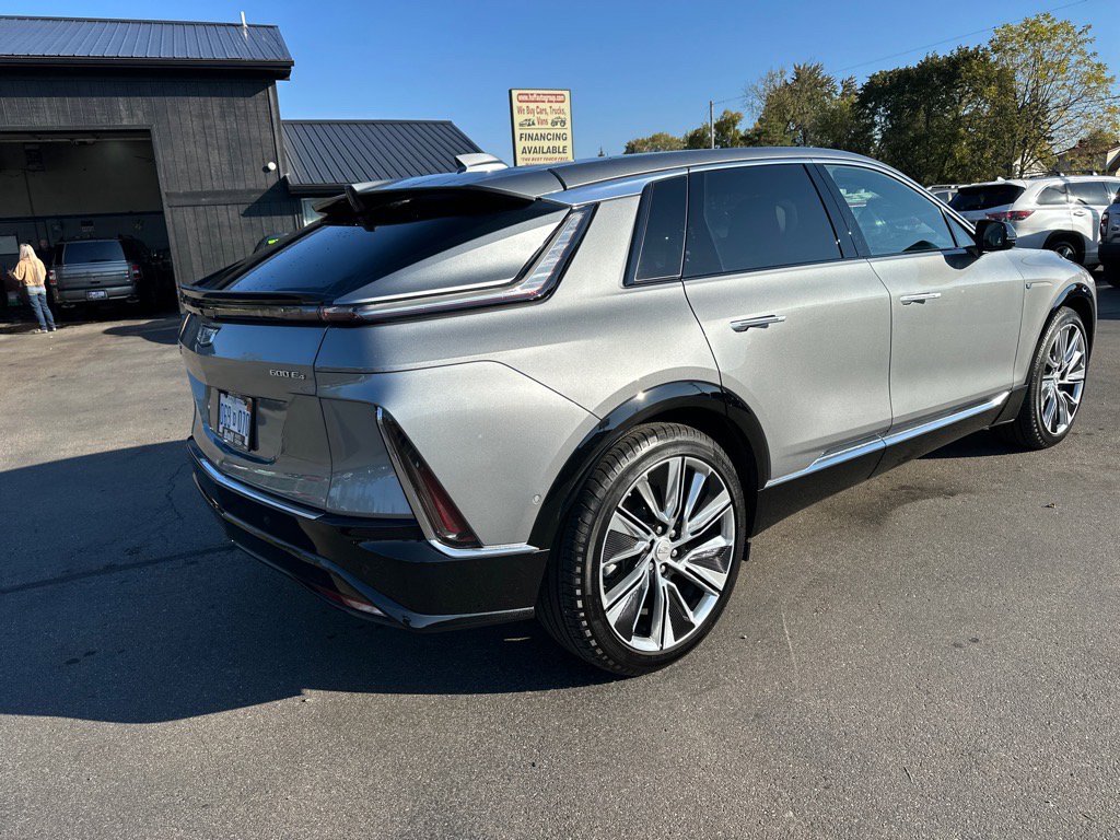 Used 2024 Cadillac Lyriq Luxury image 3
