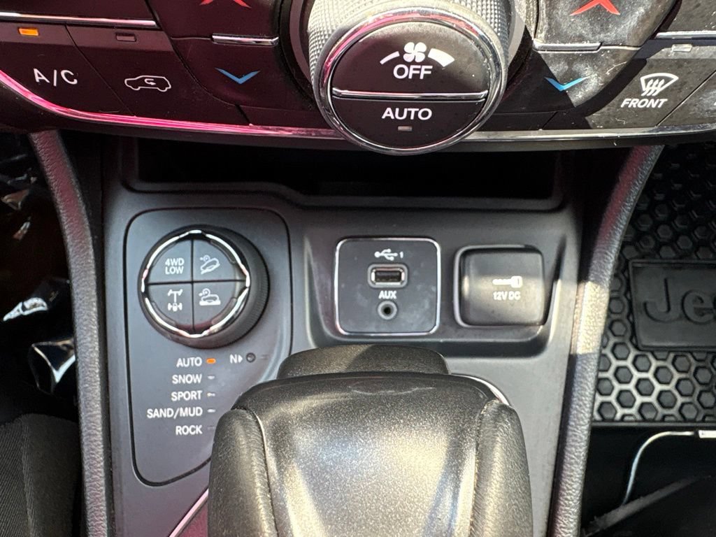Used 2021 Jeep Cherokee Trailhawk w/ Sun, Sound & Nav Group AWD/4WD image 22