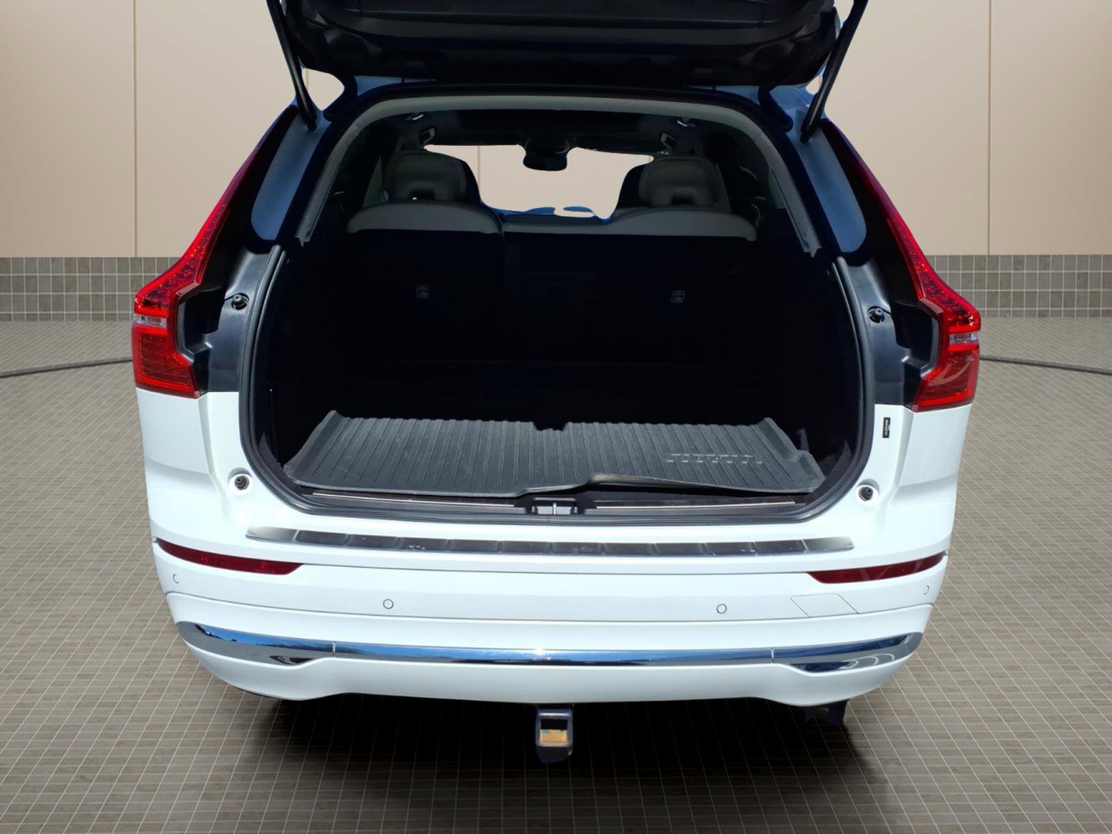 Used 2023 Volvo XC60 B5 Ultimate w/ Protection Package Premier image 9