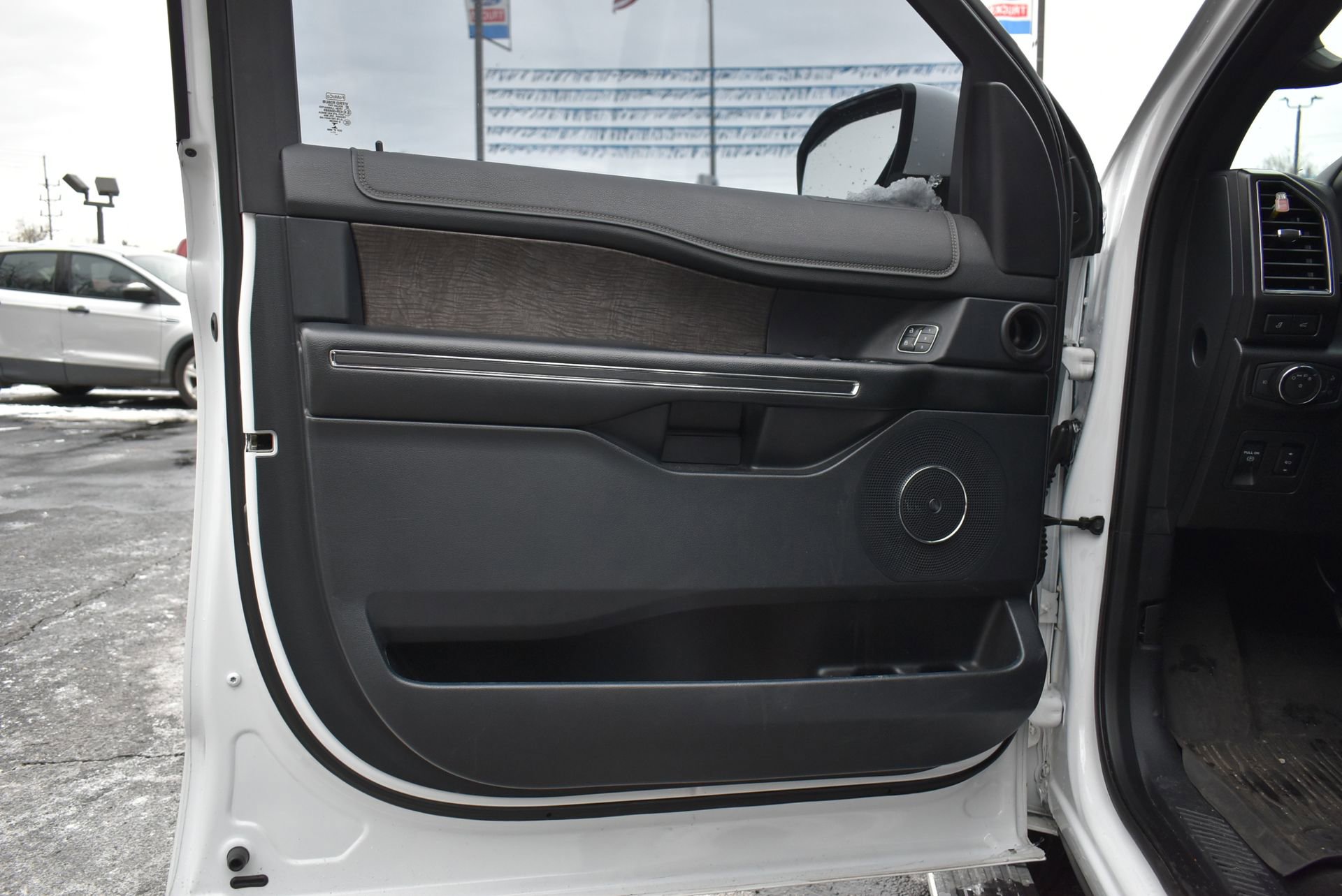 Used 2018 Ford Expedition Limited image 9