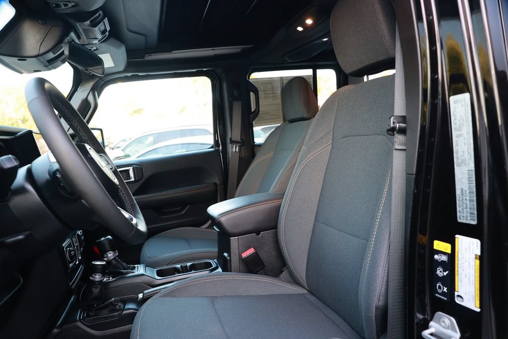 Used 2025 Jeep Wrangler Unlimited Sahara w/ Safety Group AWD/4WD image 18