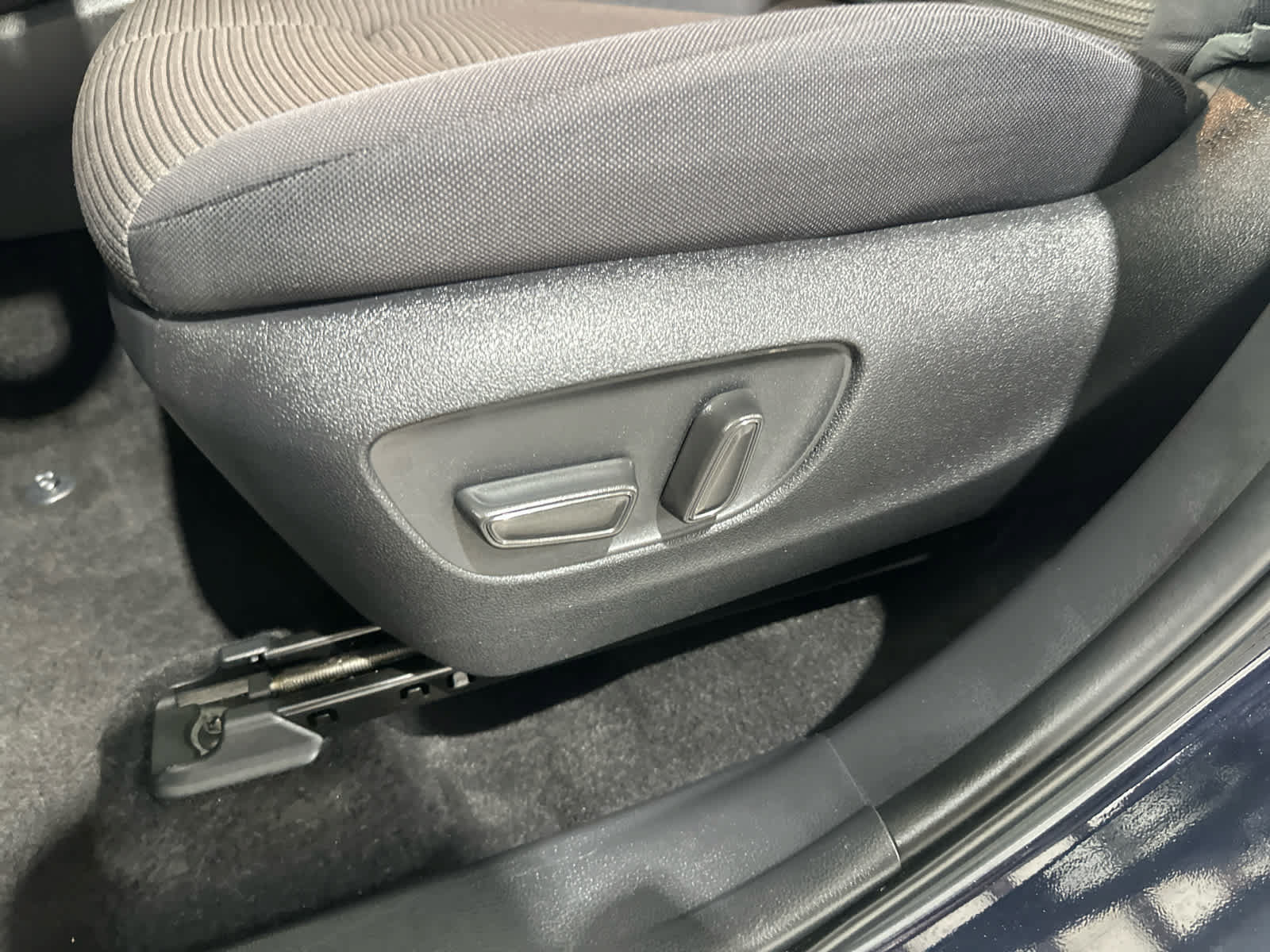Used 2025 Toyota Highlander LE FWD image 16