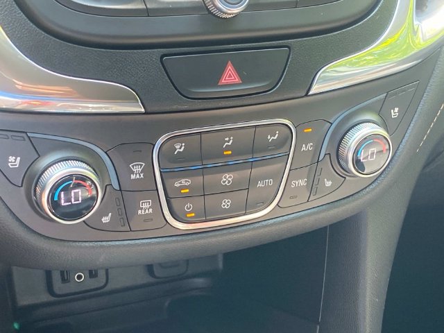 Used 2018 Chevrolet Equinox Premier FWD image 28