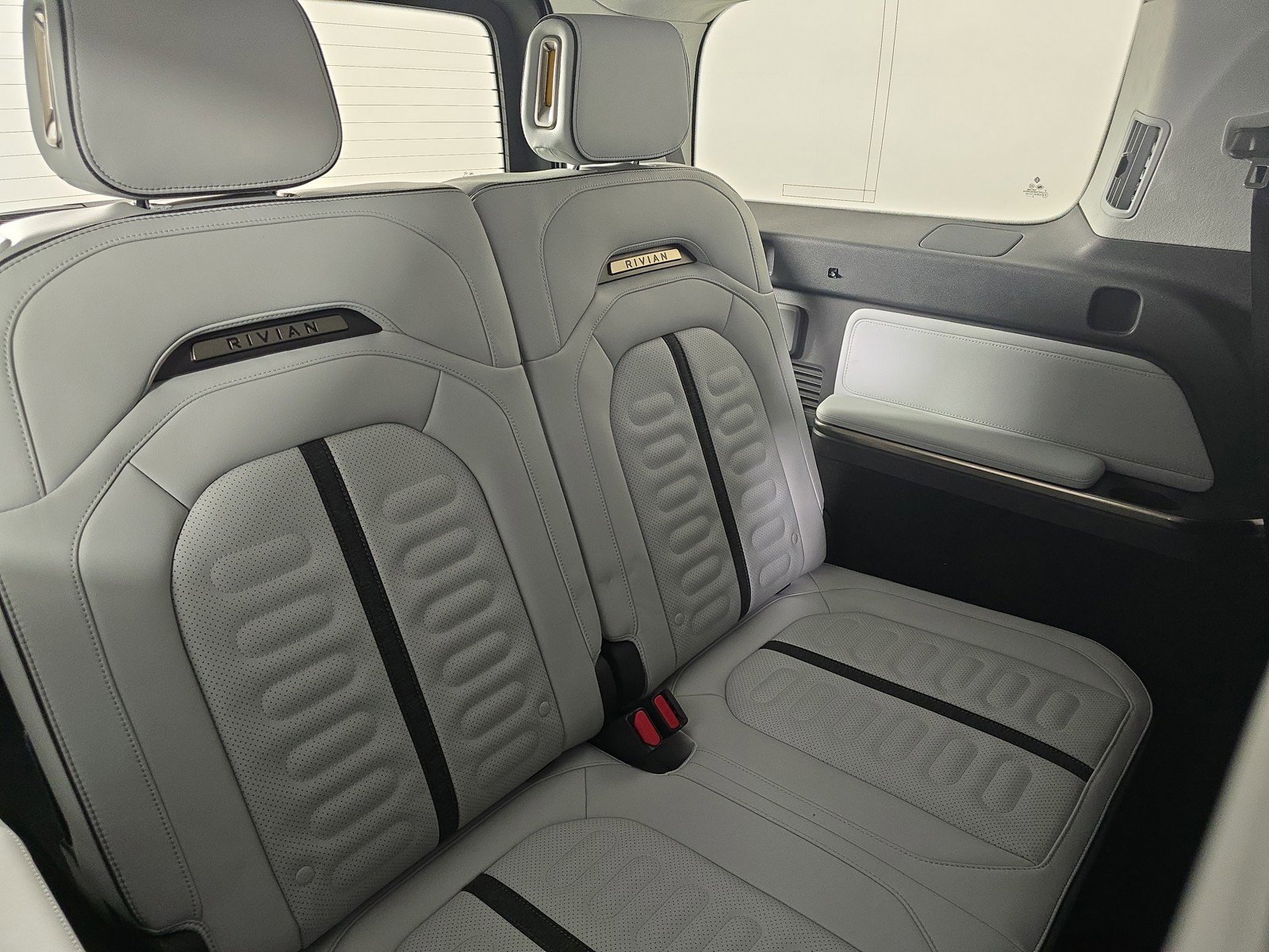 Used 2023 Rivian R1S Launch Edition image 25