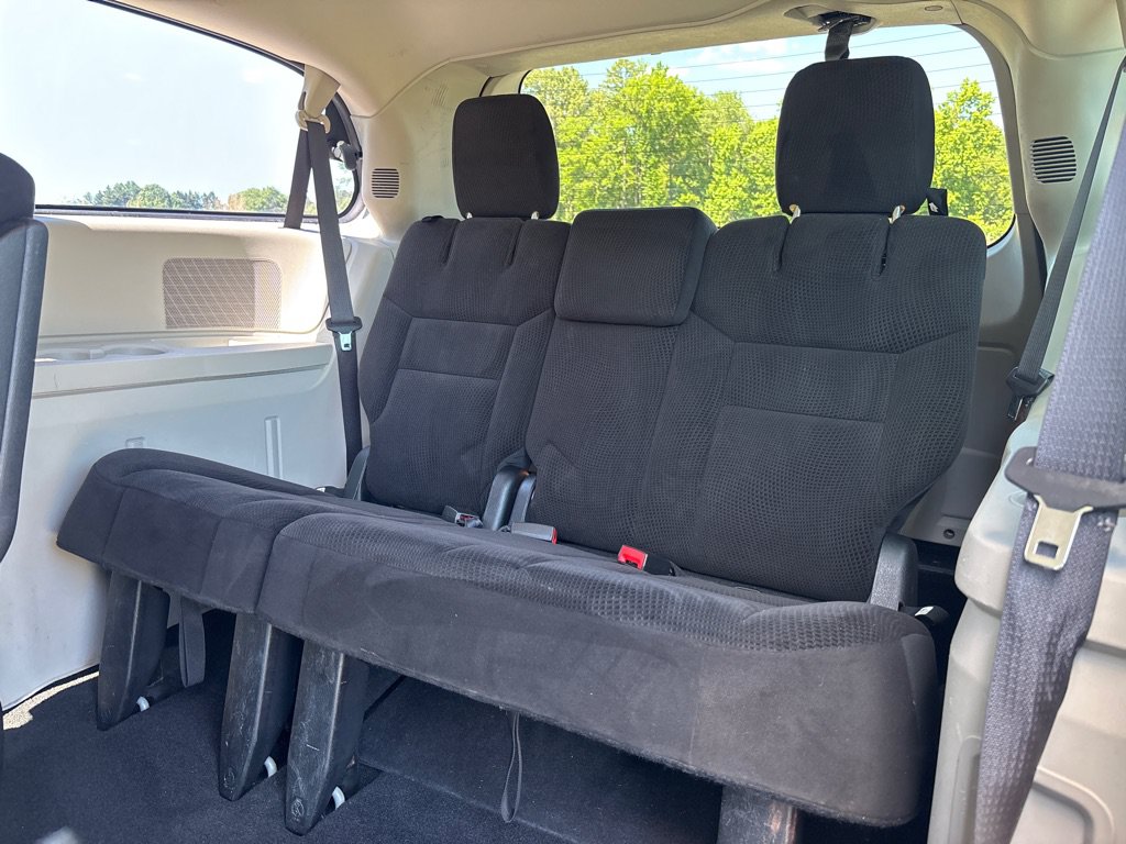 Used 2016 Dodge Grand Caravan American Value Package w/ UConnect Hands-Free Group FWD image 13