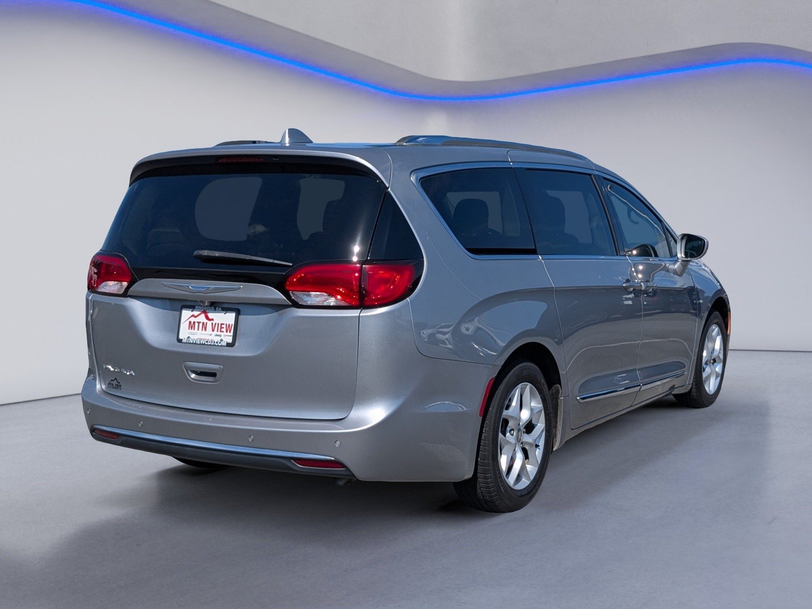 Used 2018 Chrysler Pacifica Touring-L Plus w/ Tire & Wheel Group FWD image 9