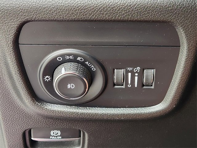 Used 2023 Jeep Grand Cherokee Limited w/ Black Appearance Package image 21