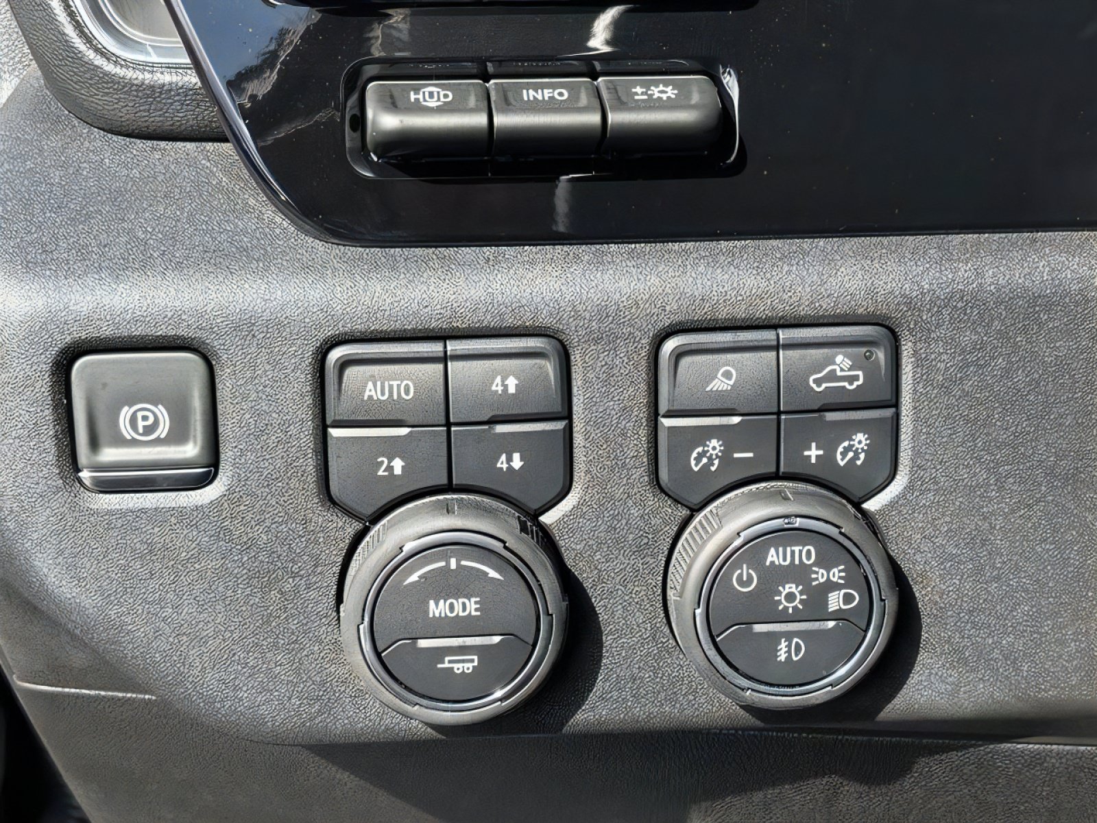Used 2025 Chevrolet Silverado 2500 LTZ w/ LTZ Premium Package AWD/4WD image 25