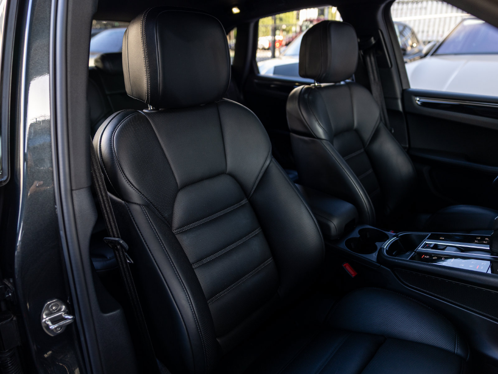 Certified 2026 Porsche Macan AWD/4WD image 32