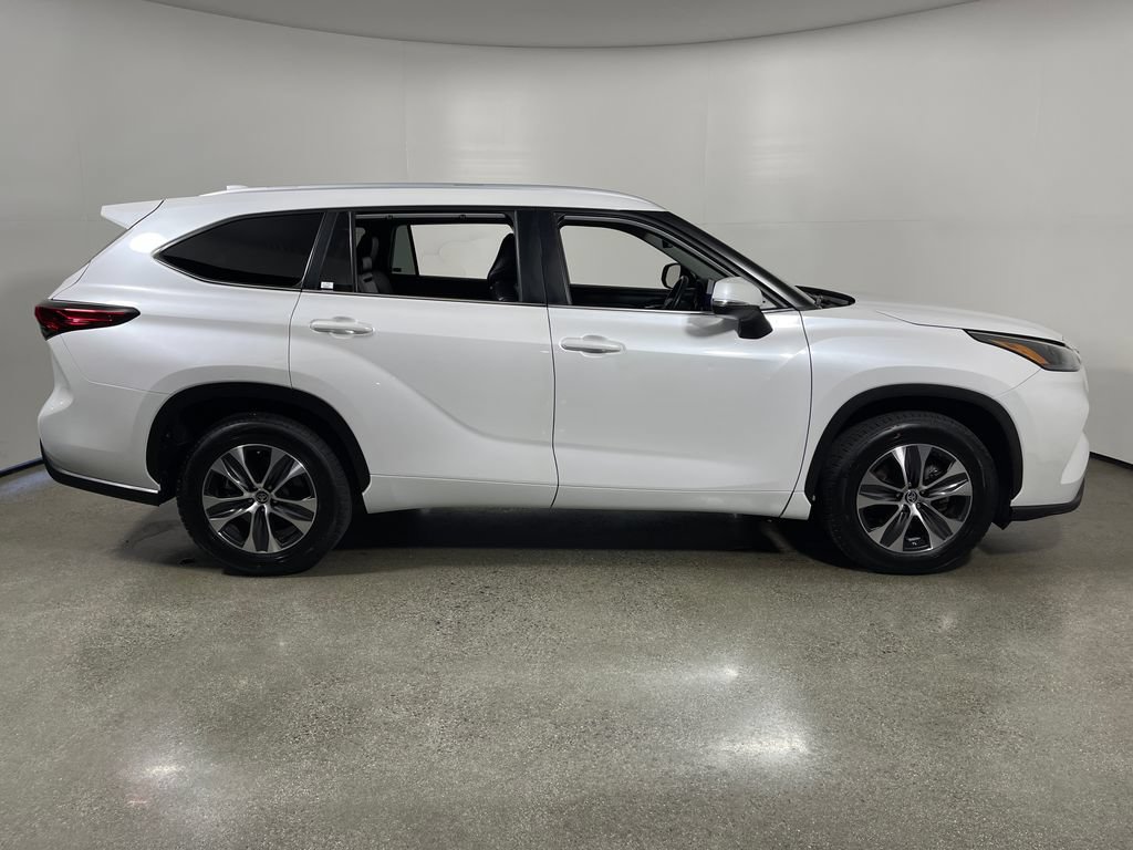Used 2023 Toyota Highlander XLE FWD image 2