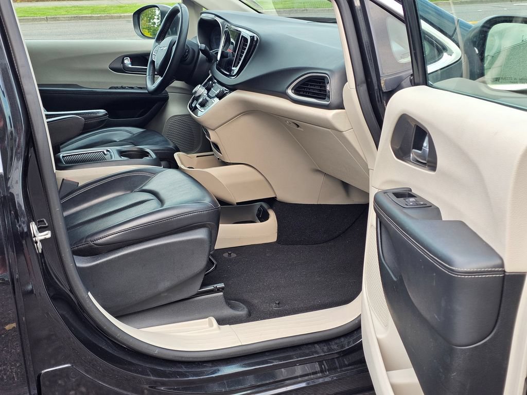 Used 2023 Chrysler Pacifica Touring-L FWD image 14