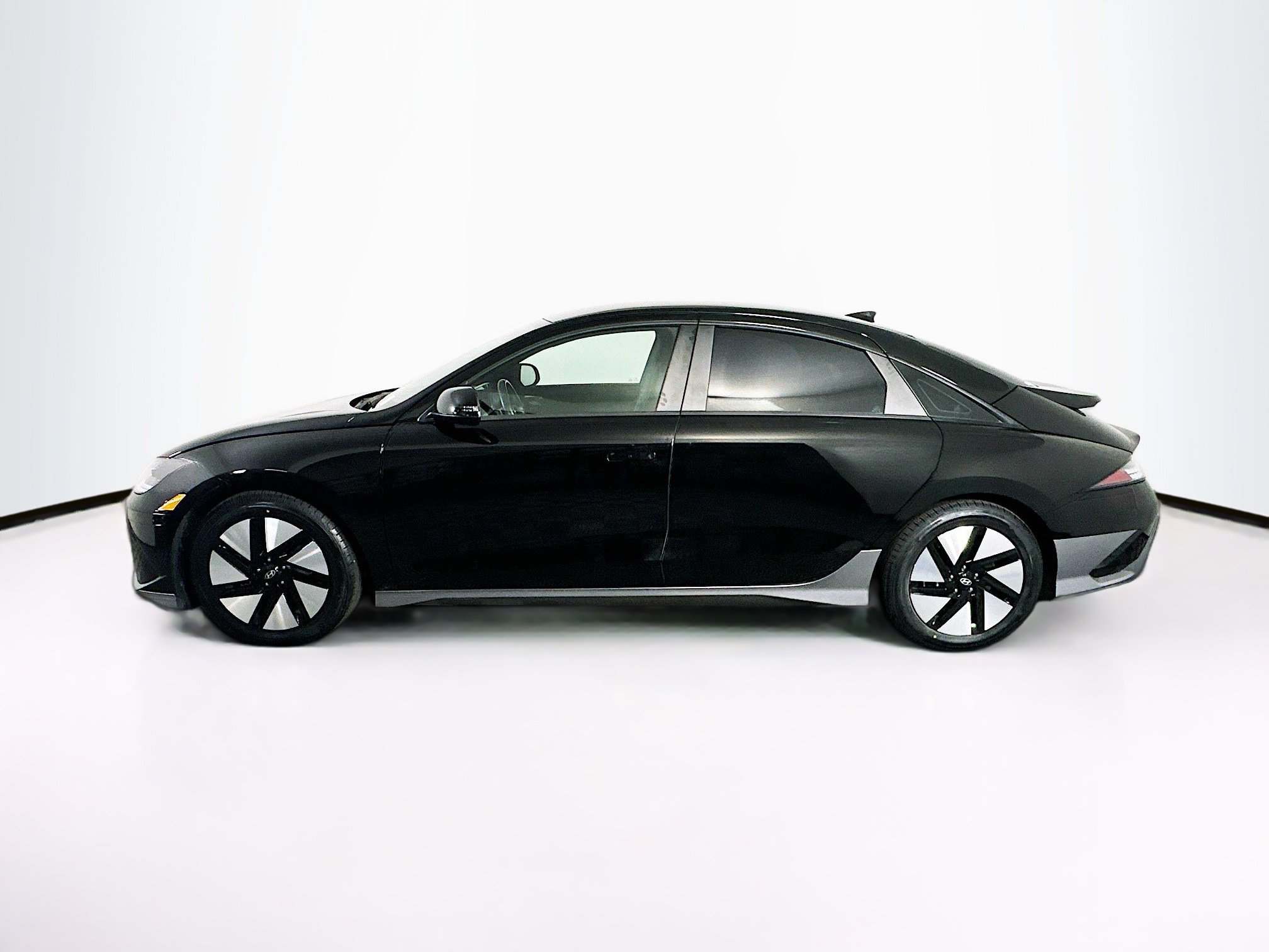 Used 2024 Hyundai Ioniq 6 SE RWD image 4