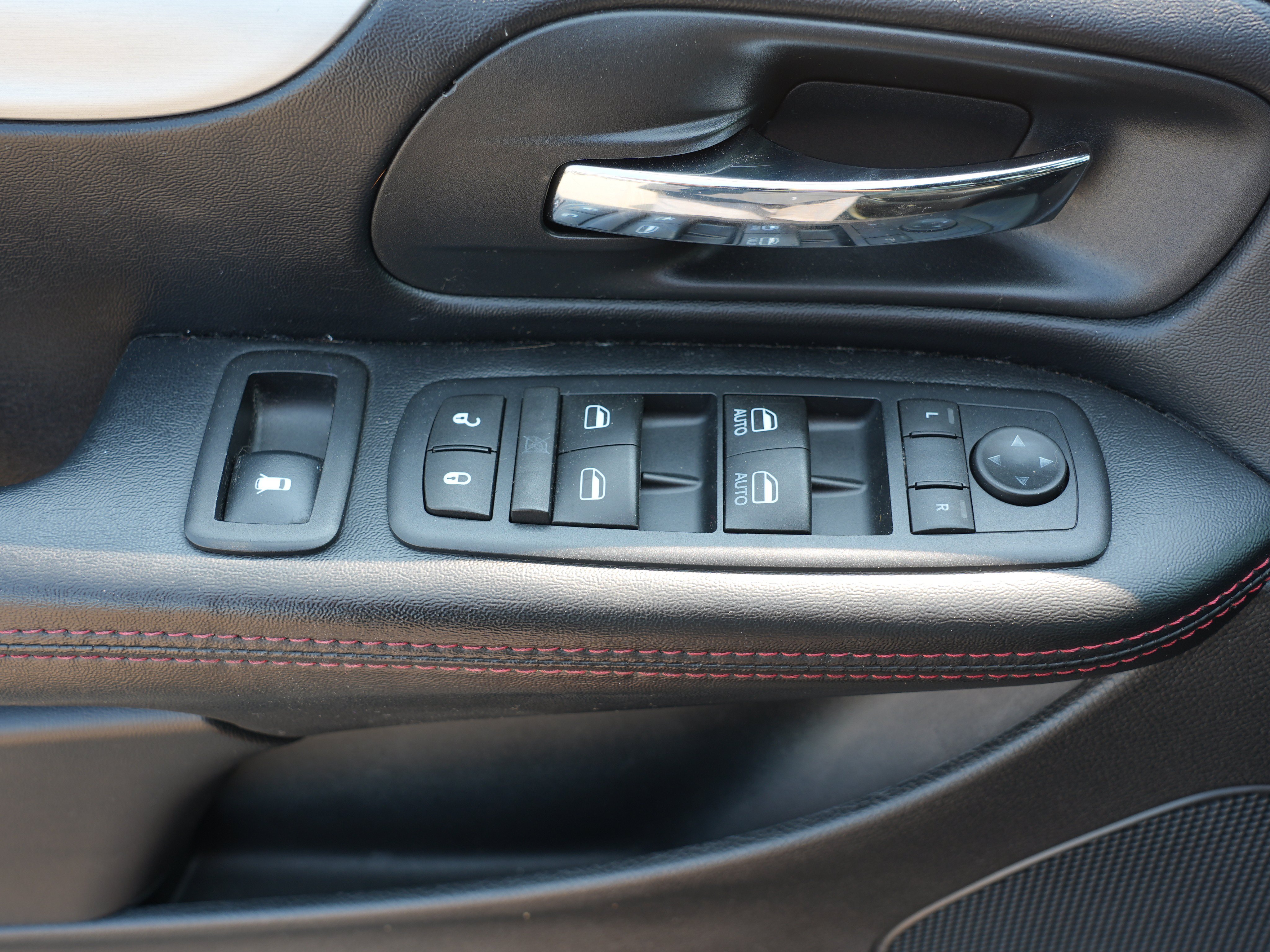 Used 2016 Dodge Grand Caravan R/T FWD image 17