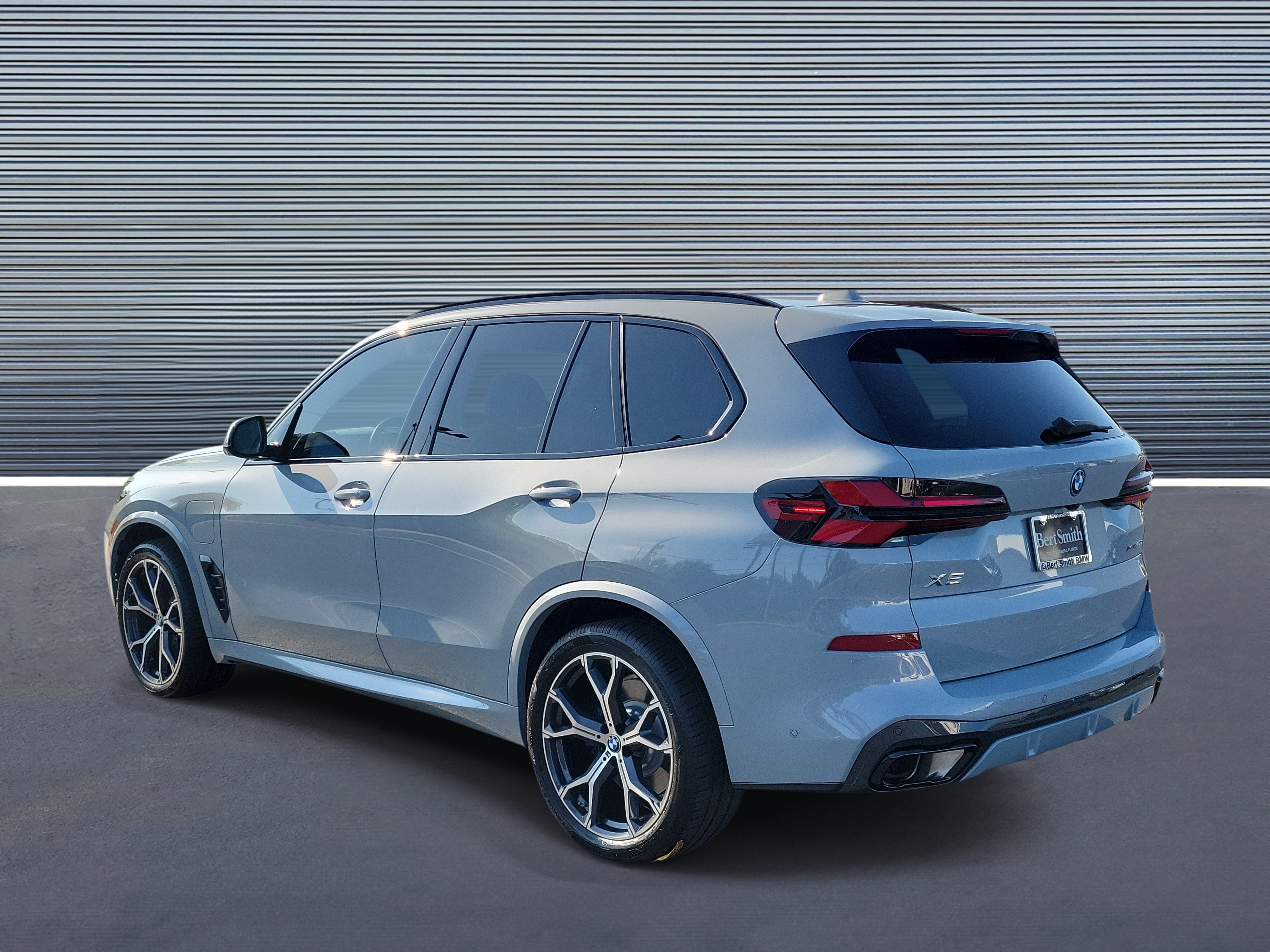 Used 2026 BMW X5 xDrive50e w/ M Sport Package AWD/4WD image 4