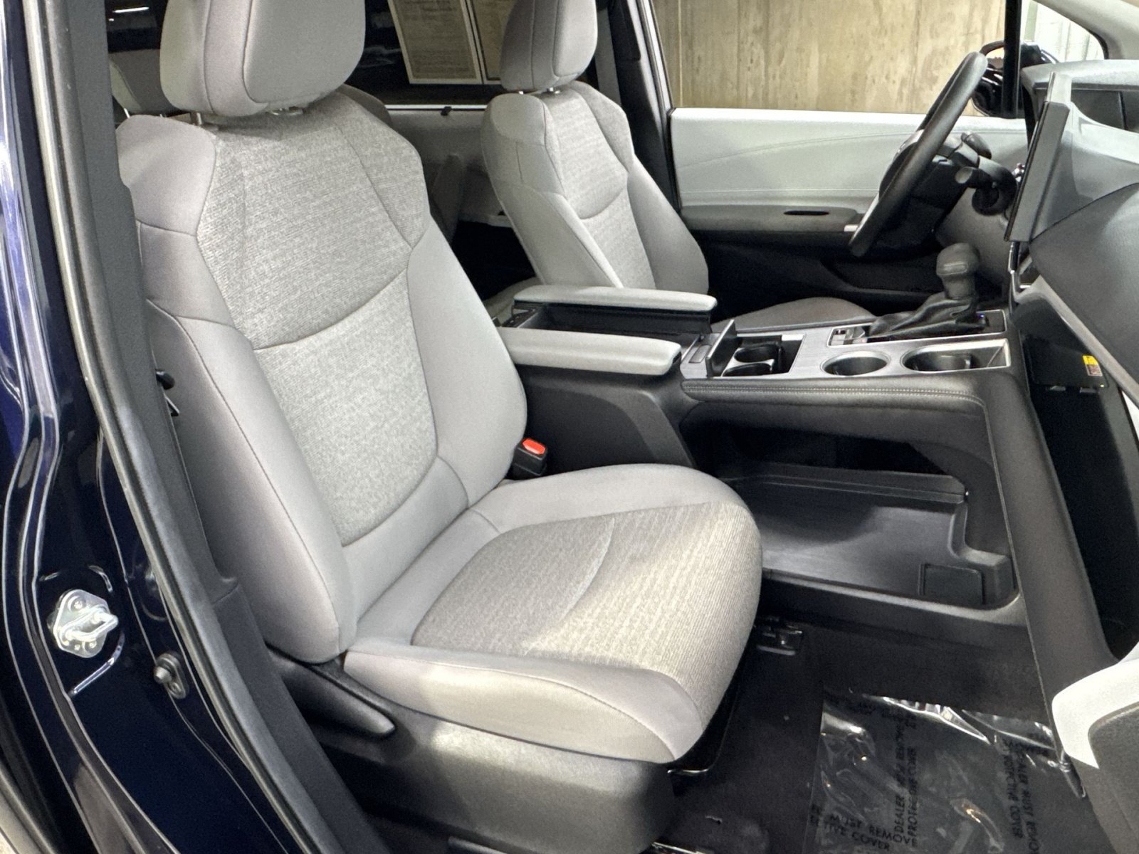 Used 2025 Toyota Sienna LE AWD/4WD image 40