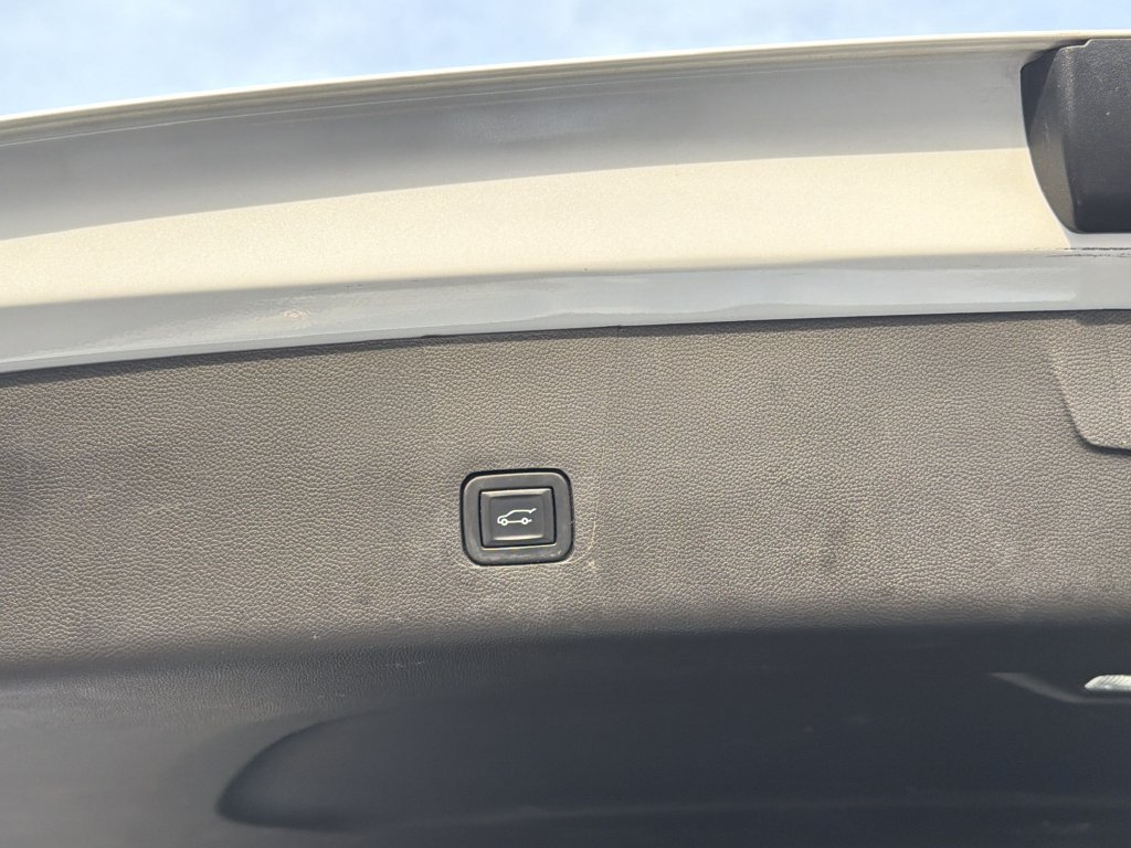 Used 2022 Chevrolet Traverse High Country FWD image 16