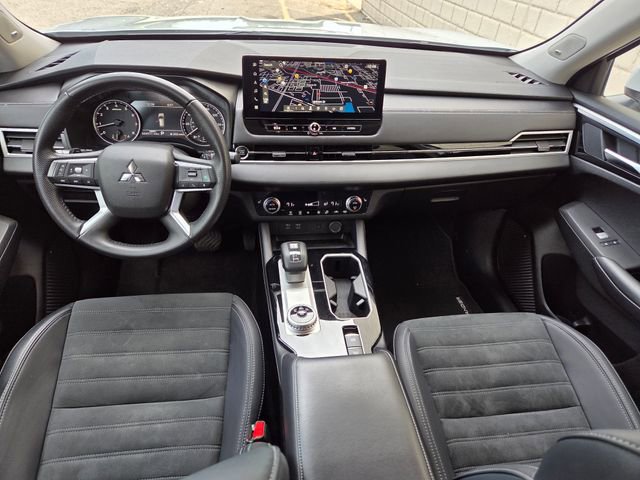 Used 2025 Mitsubishi Outlander SE AWD/4WD image 2