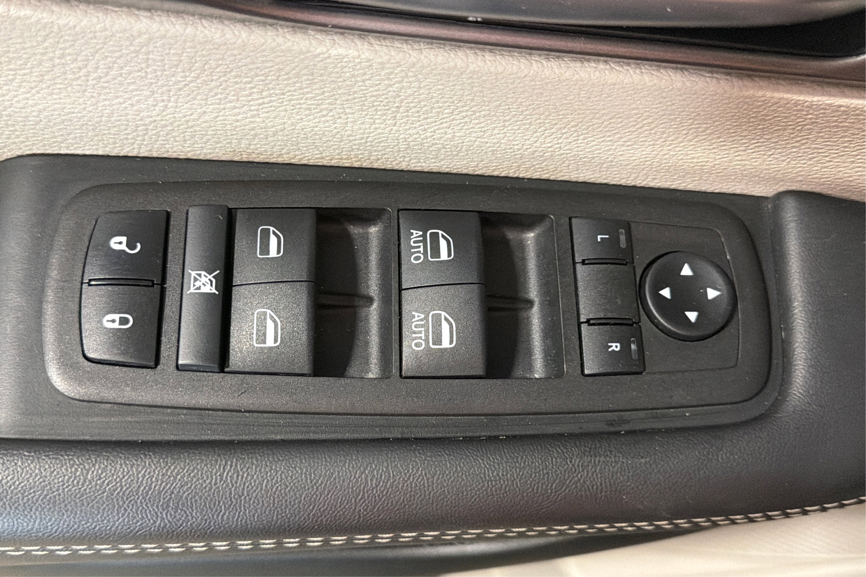 Used 2024 Chrysler Pacifica Touring-L FWD image 16