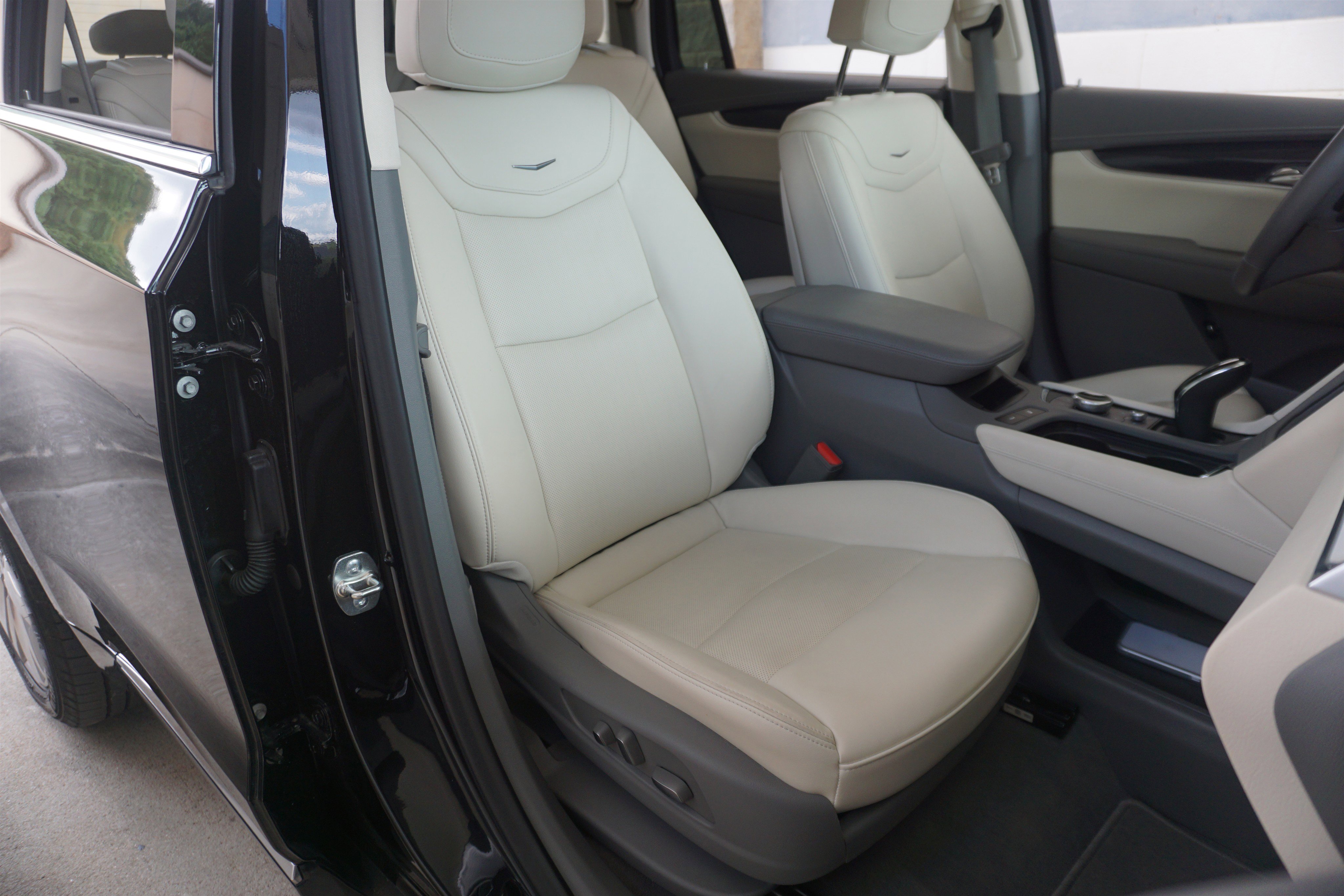 Used 2025 Cadillac XT6 Premium Luxury image 24