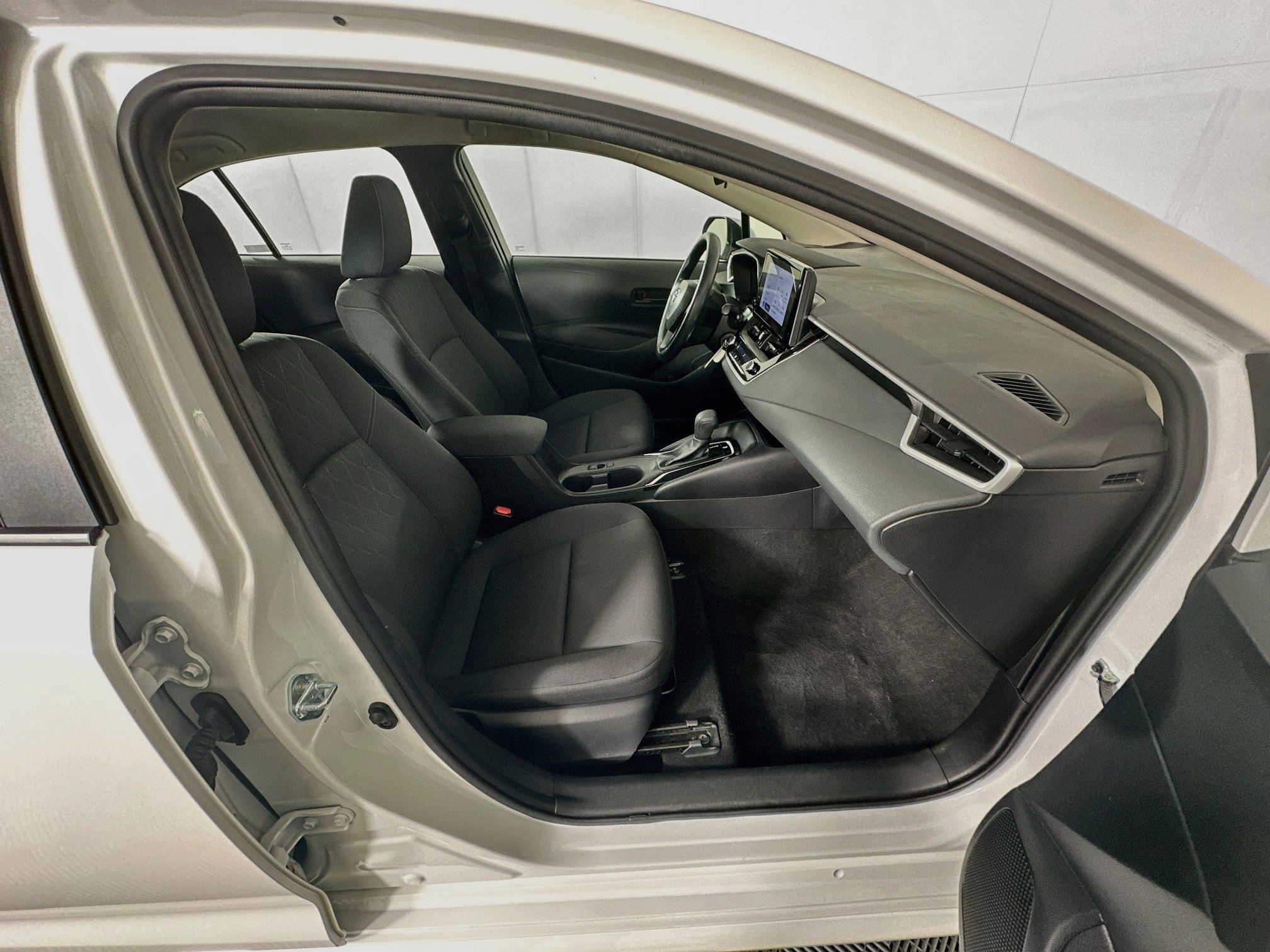 Used 2025 Toyota Corolla LE FWD image 28