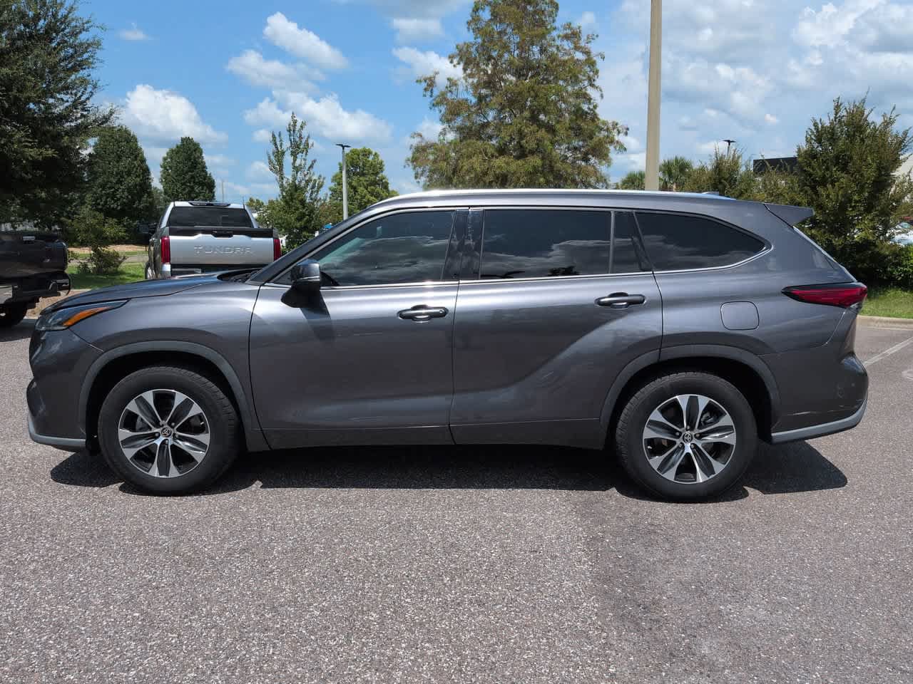 Certified 2021 Toyota Highlander XLE FWD image 3