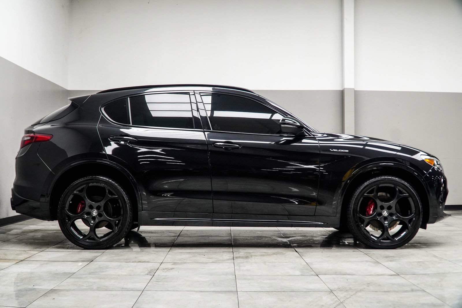 Used 2023 Alfa Romeo Stelvio Veloce AWD/4WD image 6