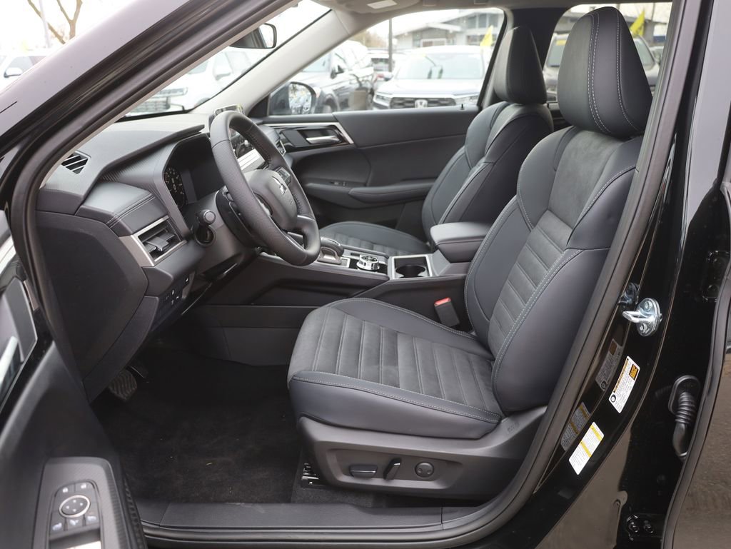 New 2025 Mitsubishi Outlander SE image 25