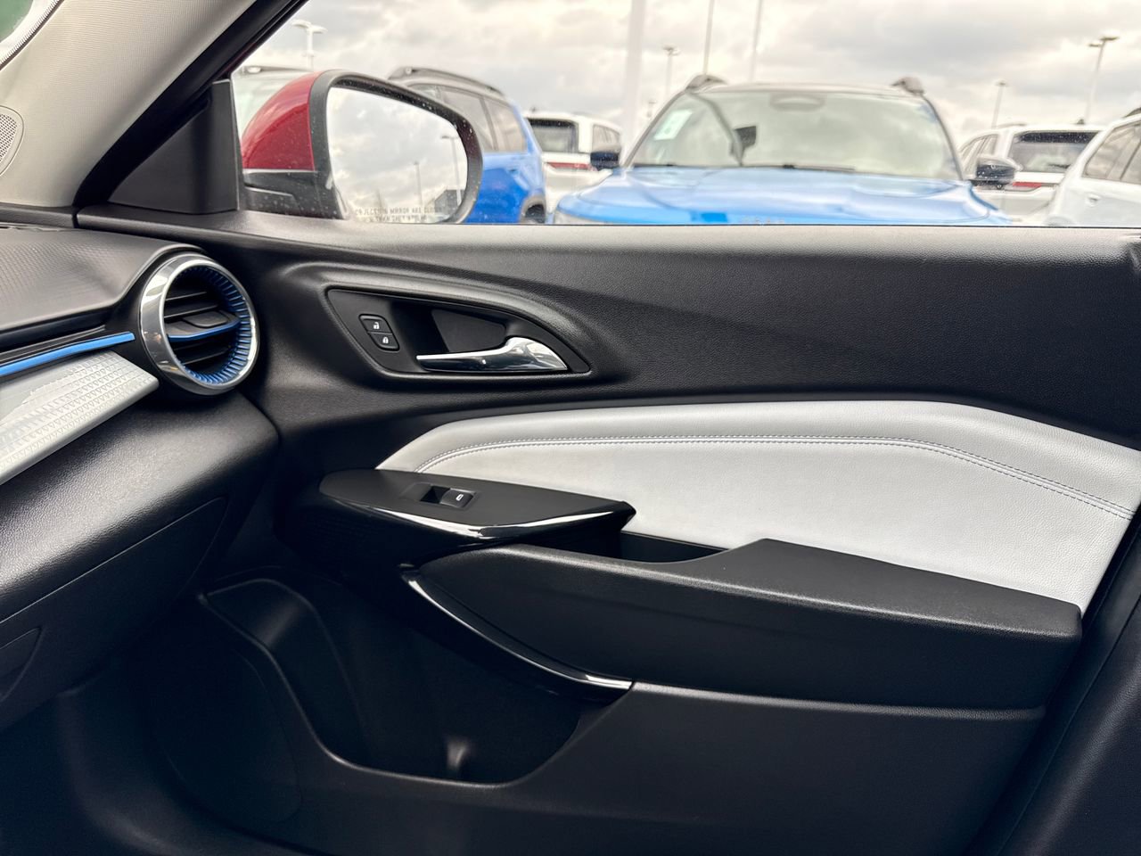 Used 2025 Chevrolet Trax LT w/ LT Convenience Package image 23