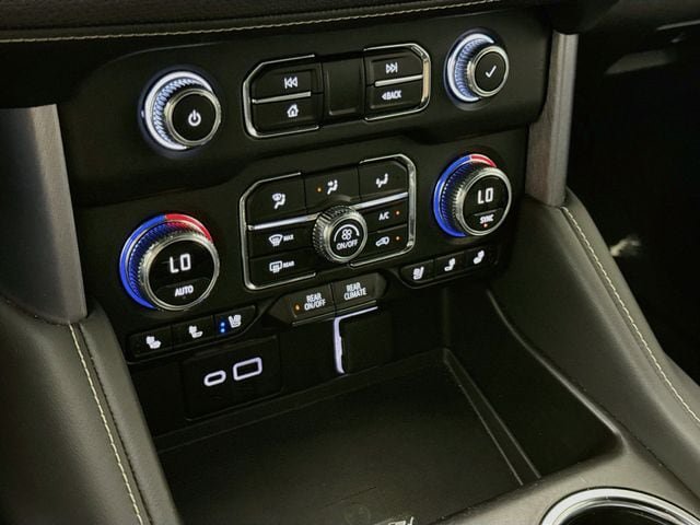 Used 2024 GMC Yukon SLT w/ SLT Luxury Package AWD/4WD image 17