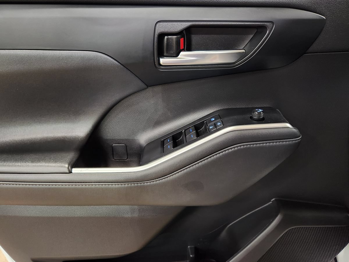 Used 2022 Toyota Highlander XLE FWD image 42