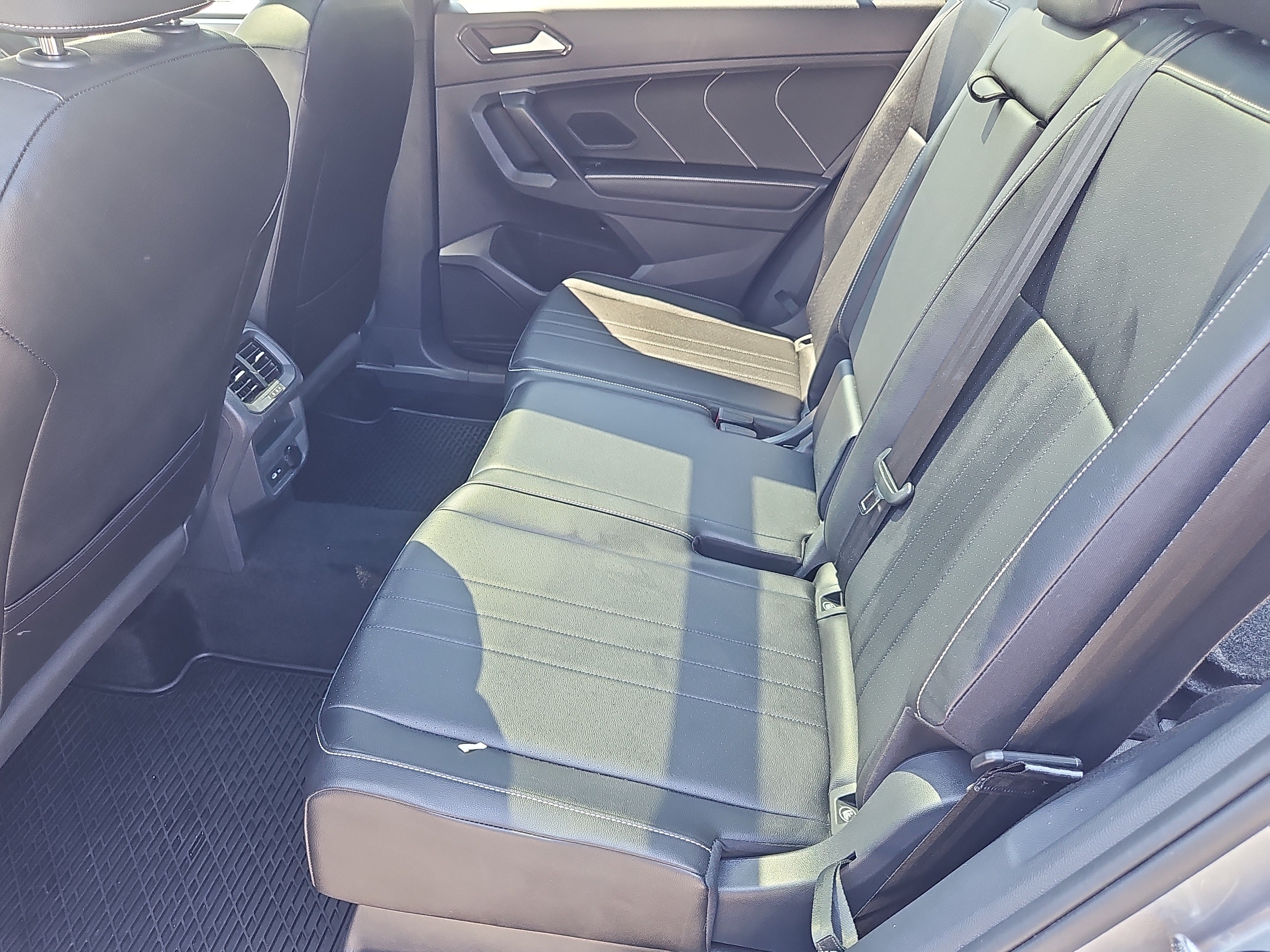 Certified 2024 Volkswagen Tiguan SE R-Line AWD/4WD image 33