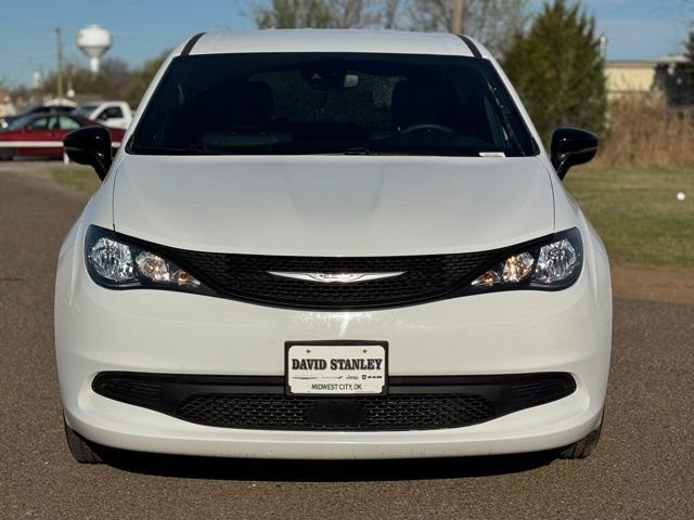 Used 2025 Chrysler Voyager LX image 2