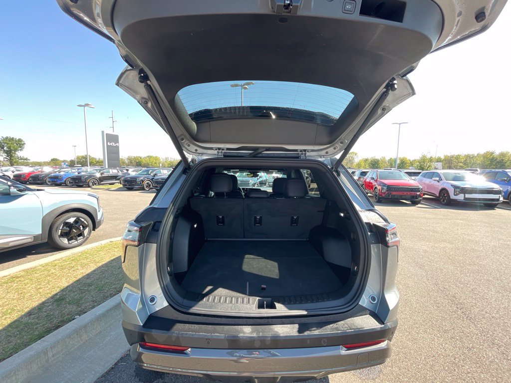 Used 2025 Chevrolet Equinox ACTIV w/ Safety and Technology Package FWD image 9