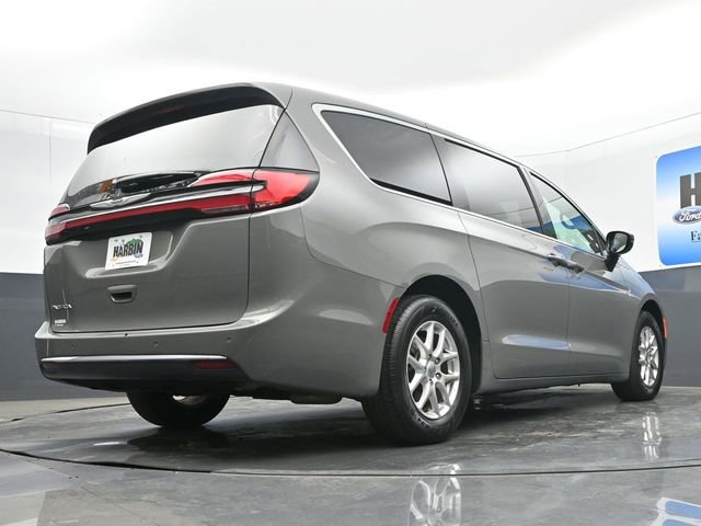Used 2025 Chrysler Pacifica Select image 23