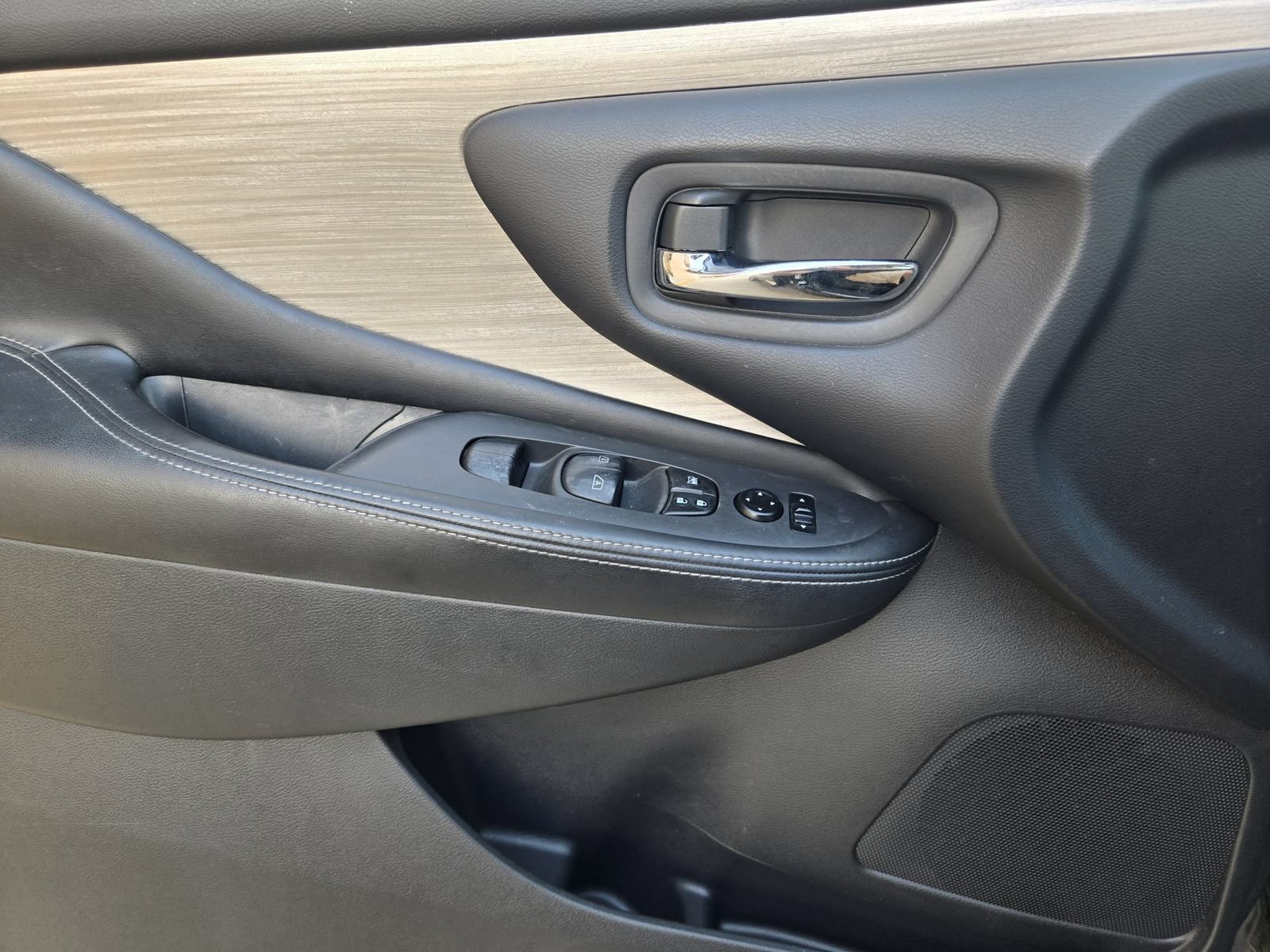 Used 2015 Nissan Murano SV w/ Premium Package FWD image 22