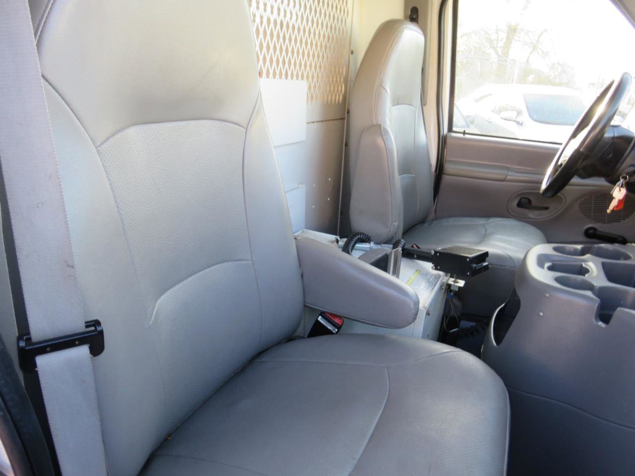 Used 2001 Ford E-150 and Econoline 150 RWD image 26