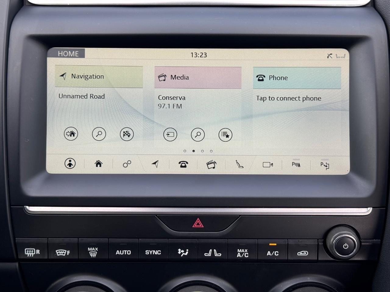 Used 2020 Jaguar E-PACE SE image 13