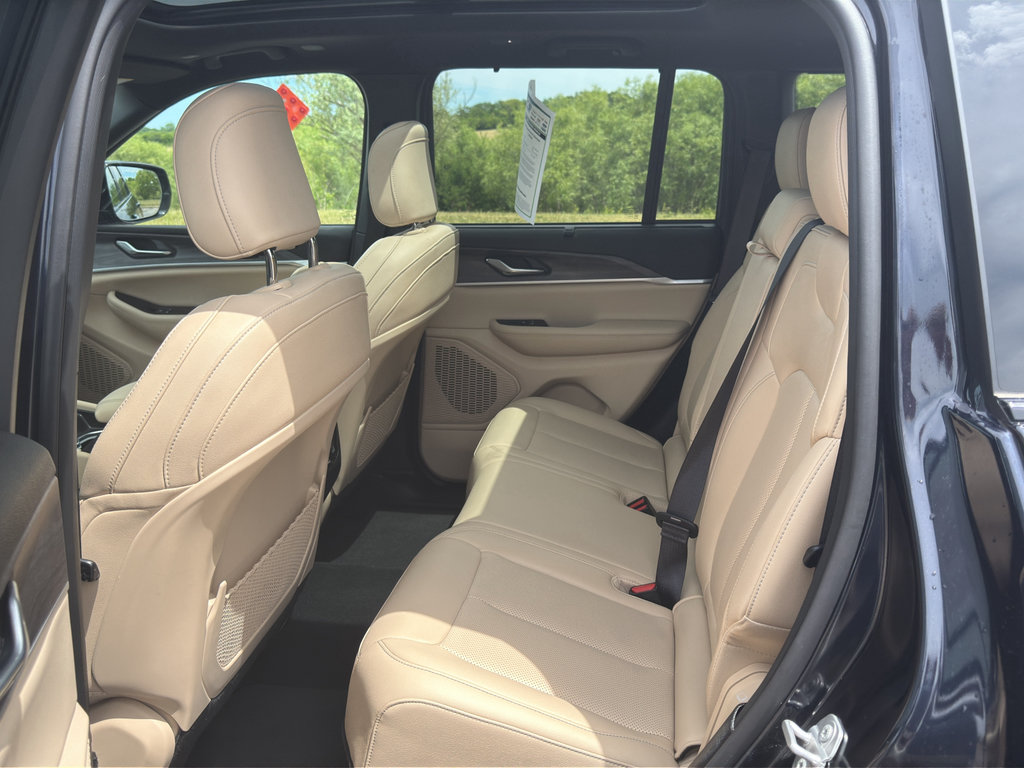 Used 2024 Jeep Grand Cherokee Limited w/ Luxury Tech Group II AWD/4WD image 36
